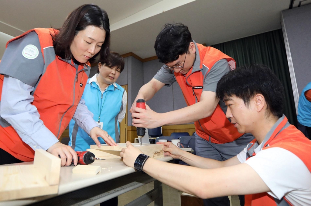 'DIY 가구 만들기' 봉사 중인 한국타이어 직원들