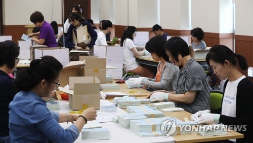 분주한 지방선거 투표용지 검수작업