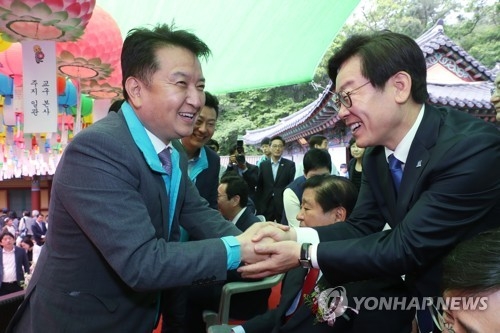 악수하는 이재명 후보(오른쪽)과 김영환 후보[연합뉴스 자료사진]