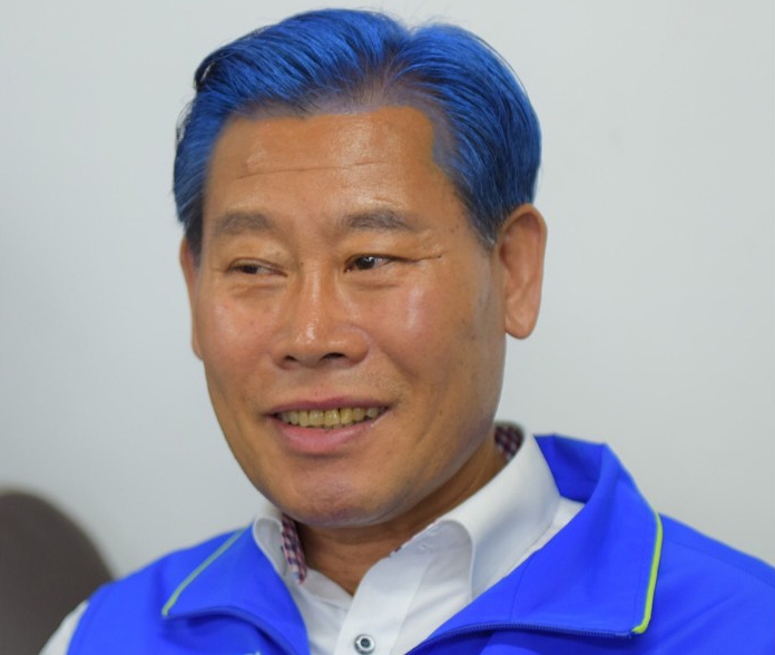 파란색으로 염색한 민주당 김재종 옥천군수 후보