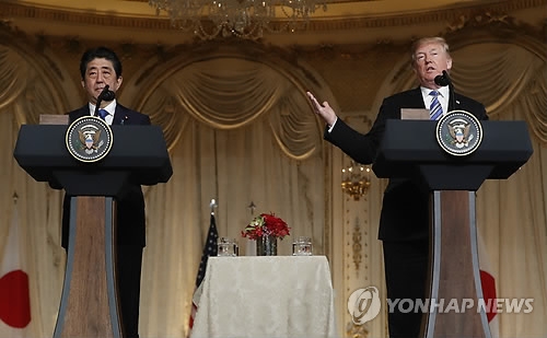 트럼프 대통령(오른쪽)과 아베 총리