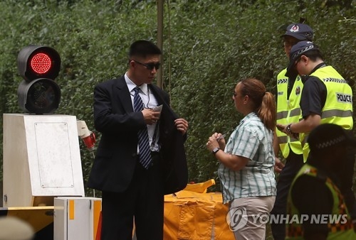 카펠라 호텔 입구를 지키는 북한 경호원과 미국 관리, 현지 경찰[싱가포르=연합뉴스