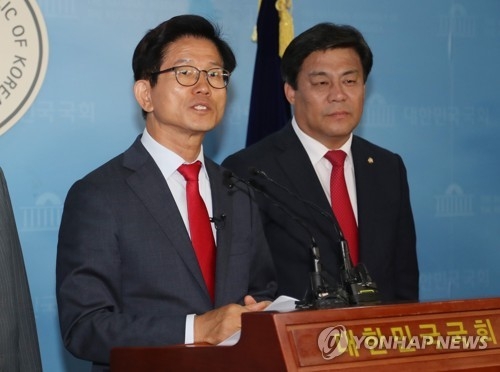 기자회견 하는 김문수 후보(서울=연합뉴스) 김현태 기자 = 자유한국당 김문수 서울시장 후보가 12일 오전 국회 정론관에서 기자회견을 하고 있다. 2018.6.12mtkht@yna.co.kr