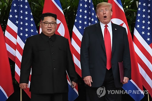 (싱가포르 AFP=연합뉴스) 역사적 첫 북미정상회담이 열린 12일(현지시간) 싱가포르 센토사 섬 카펠라호텔에서 미국 도널드 트럼프 대통령(오른쪽)과 북한 김정은 국무위원장이 공동합의문에 서명을 마친 뒤 나란히 서서 포즈를 취하고 있다.