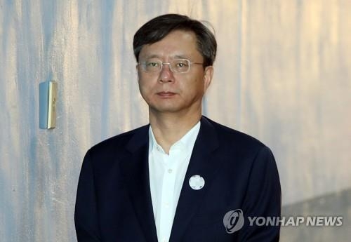 '국정농단 묵인' 우병우, 항소심 첫 공판 출석(서울=연합뉴스) 임헌정 기자 = 박근혜 정부 시절 국정농단 의혹을 알고도 묵인하고 직권을 남용한 혐의 등으로 재판에 넘겨진 우병우 전 청와대 민정수석비서관이 31일 서울 서초구 서울고등법원에서 열린 항소심 첫 공판에 출석하며 법정으로 향하고 있다. 2018.5.31kane@yna.co.kr(끝)