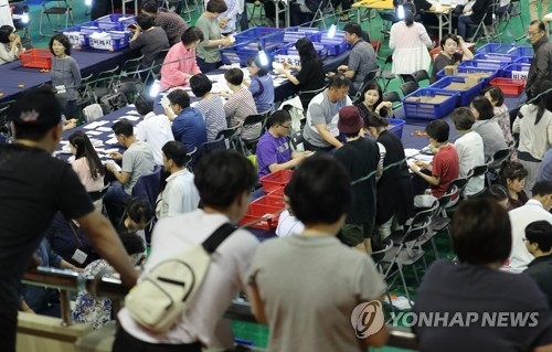 지방선거 초반 개표 순조… 민주 압승·한국 참패 유력 - 1