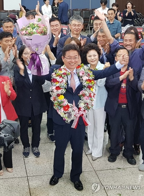 이철우, 꽃목걸이 걸고
