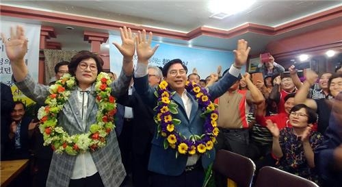 기뻐하는 유두석 전남 장성군수 당선인