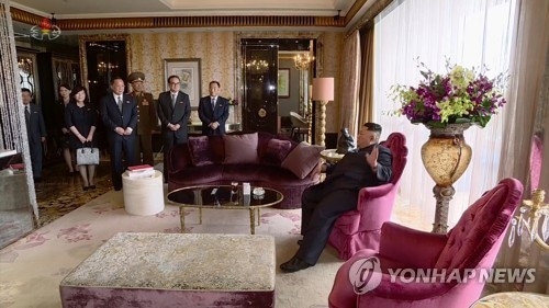 싱가포르 세인트리지스 호텔 스위트룸에 도착한 김정은