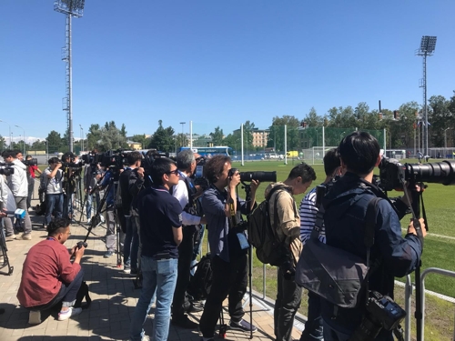 (상트페테르부르크=연합뉴스) 이동칠 기자 = 한국 축구 국가대표팀의 훈련이 열린 14일 스파르타크 스타디움에 몰린 취재진의 모습.