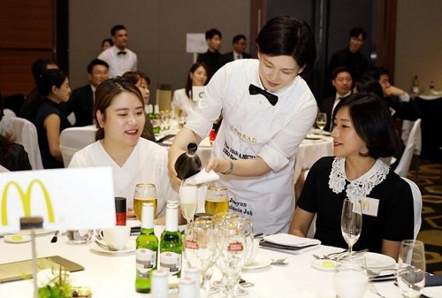 직원에게 와인과 식사를 서빙하는 맥도날드 조주연 사장(가운데)
