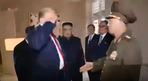 노광철 북한 인민무력상에게 거수경례하는 도널드 트럼프 미국 대통령