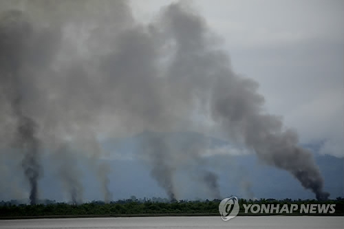 불타는 로힝야족 마을[epa=연합뉴스 자료사진]