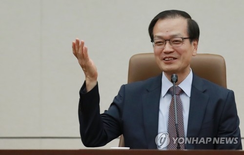 (서울=연합뉴스) 홍해인 기자 = '드루킹 댓글조작 사건'을 조사할 허익범 특별검사가 12일 서울 서초구 서울지방변호사회관에서 기자간담회에서 취재진 질문에 답하고 있다. 2018.6.12