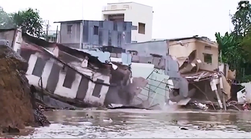 베트남 메콩 삼각주서 토양침식으로 붕괴하는 주택 [VN익스프레스 영상 캡처]