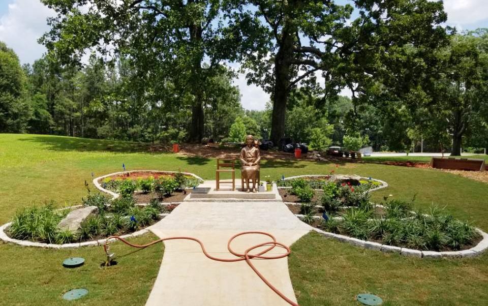 애틀랜타 평화의 소녀상 주변에 만든 나비공원 