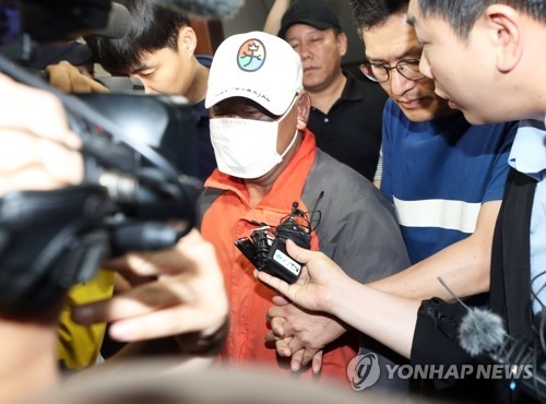 군산 주점 방화용의자(군산=연합뉴스) 최영수 기자 = 전북 군산시 장미동 한 주점에 불을 지른 혐의로 긴급체포된 이모(55)씨가 18일 새벽 병원 치료를 받기 위해 군산경찰서를 나가고 있다. 2018.6.18kan@yna.co.kr(끝)