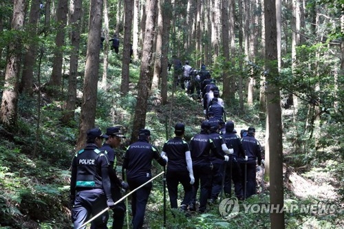 야산 수색하는 경찰