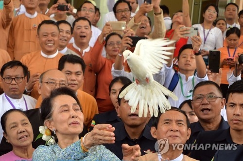평화의 상징인 비둘기 날리는 아웅산 수치[AFP=연합뉴스 자료사진]