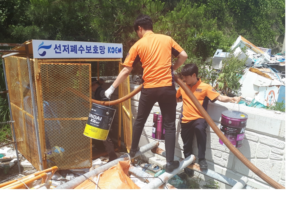 해경, 선저 폐수 수거활동.