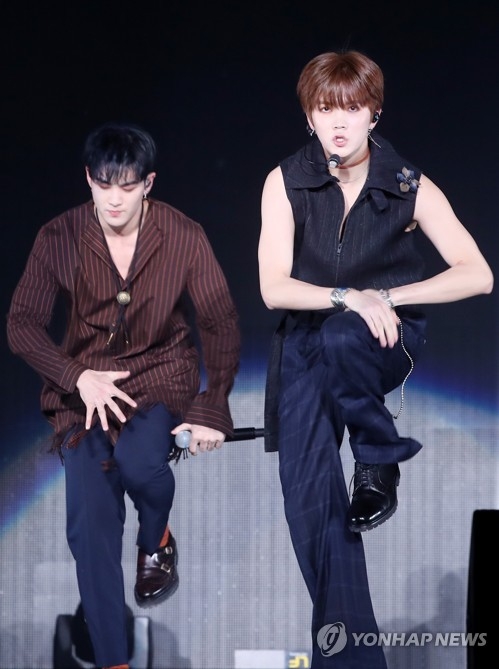 뉴이스트W '돌격 앞으로'