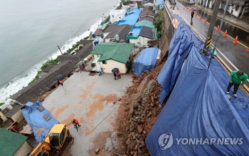폭우에 무너진 주택가 옹벽