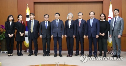 유엔외교 독립패널위원단 만나는 강경화 장관