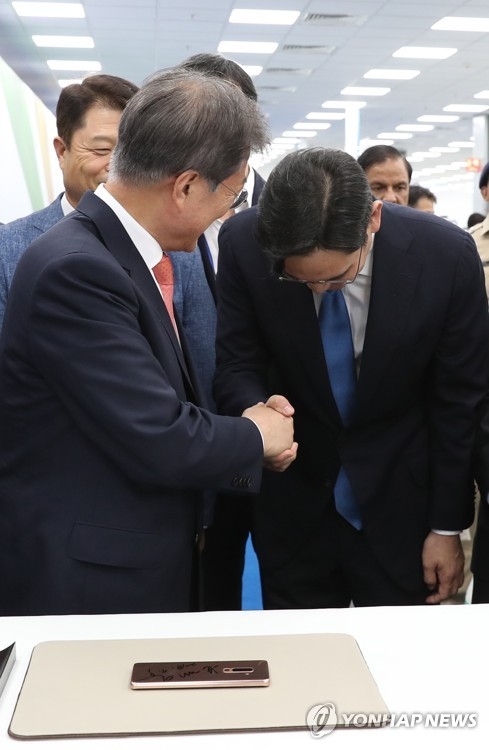 문 대통령에게 고개숙여 인사하는 이재용