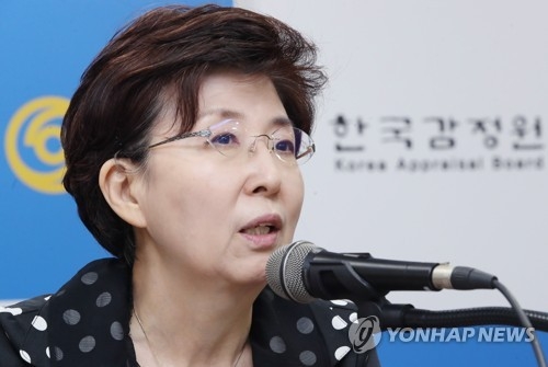 '2018 하반기 주택시장 전망은?'(서울=연합뉴스) 진연수 기자 = 채미옥 한국감정원 부동산연구원장이 12일 오전 서울 강남구 한국감정원 서울사무소에서 '2018 상반기 부동산 시장 동향 및 하반기 전망'에 대해 브리핑을 하고 있다. 2018.7.12