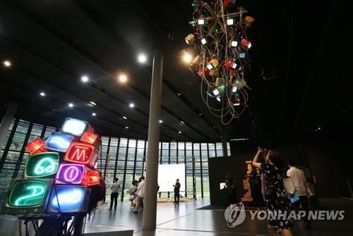 백남준아트센터 국제협력전 '다툼소리아'(용인=연합뉴스) 홍기원 기자 = 12일 오후 경기도 용인시 백남준아트센터에서 열린 국제협력전 '다툼소리아' 기자간담회에서 참석자들이 작품 설명을 듣고 있다. 2018.7.12.