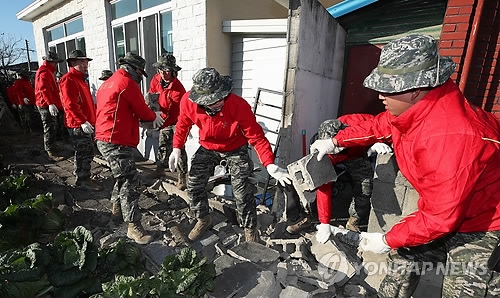 작년 11월 포항서 지진피해 복구작업 나선 해병대