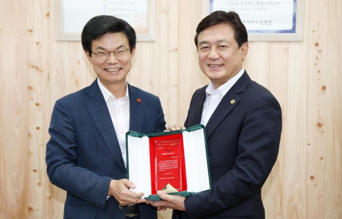 이석문(왼쪽) 제주교육감과 김병우 충북교육감