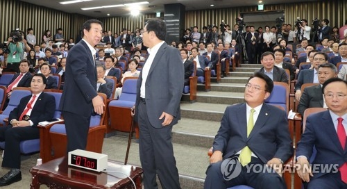 '난장판' 한국당 의총…고성에 인신공격성 발언 난무(종합) - 2