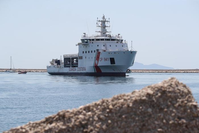 지중해에서 구조된 난민 67명을 태우고 12일 시칠리아 섬 트라파니 항구에 도착한 이탈리아 해안경비대의 함정 디초티 [ANSA홈페이지] 