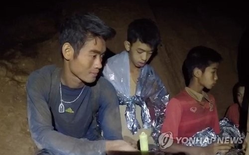 태국 동굴소년들을 끝까지 지킨 엑까뽄 코치(왼쪽)[연합뉴스 자료사진]