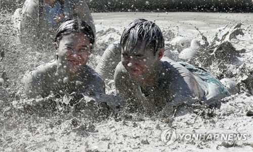 머드축제 개막…머드 슬라이딩