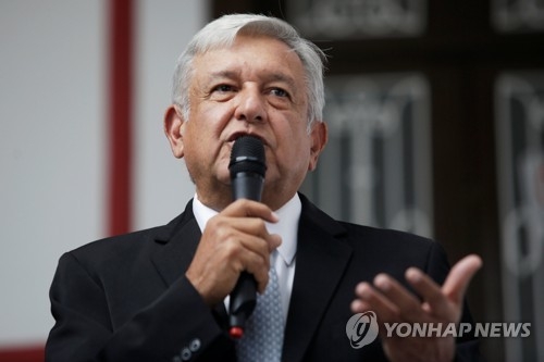 기자회견하는 안드레스 마누엘 로페스 오브라도르
