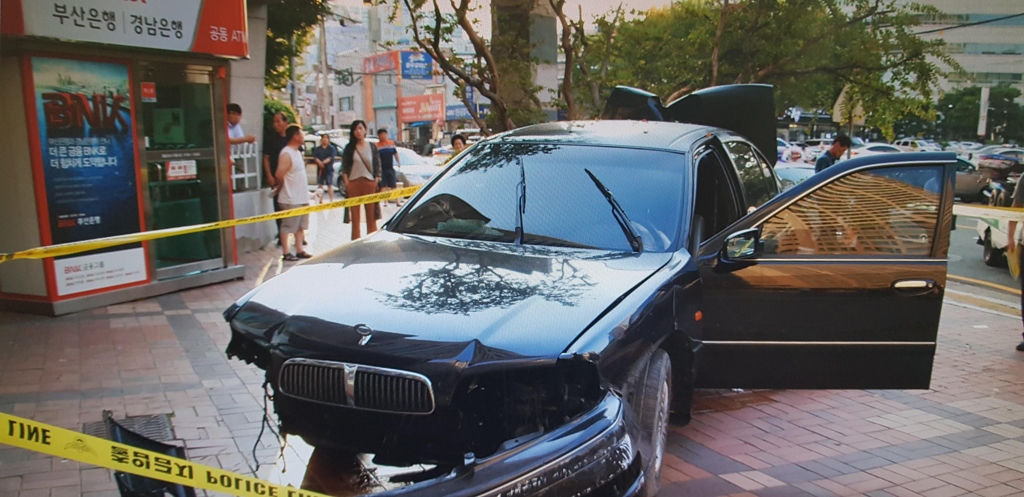 승용차가 아파트 경비원 들이받아…1명 사망