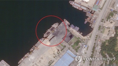 북한 원산항 석탄 적재하는 선박