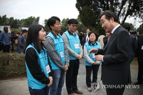 케냐 KOPIA 센터 한국인 직원 격려하는 이낙연 총리