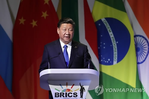 시진핑, 트럼프 겨냥 "무역전쟁 배격돼야…승자 없다" (요하네스버그 AP=연합뉴스) 시진핑 중국 국가주석이 25일(현지시간) 남아프리카공화국 요하네스버그에서 개막한 제10차 브릭스(BRICS·브라질, 러시아, 인도, 중국, 남아공 등 신흥경제 5개국) 정상회의에서 연설하고 있다. 시 주석은 이날 연설에서 최근 미국과 빚어진 관세부과 등의 갈등과 관련, 무역전쟁에서 승자는 없다며 이는 배격돼야 한다고 주장했다. ymarshal@yma.co.kr(끝)