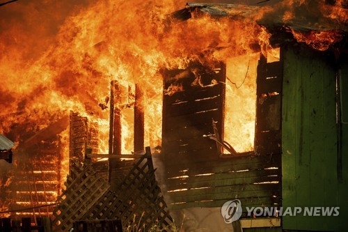 미 캘리포니아 북부 산불로 불타는 가옥
