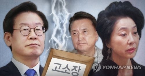 이재명 경기지사(왼쪽)과 김영환 전 경기지사 후보(가운데), 배우 김부선씨(오른쪽)