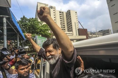 경찰 구금도중 병원에 진단차 들른 방글라데시의 저명한 사진기자이자 사회운동가인 샤히둘 알람. [AFP=연합뉴스]