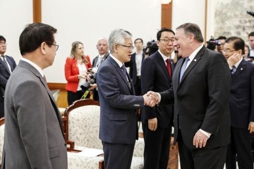 인사 나누는 폼페이오-남관표