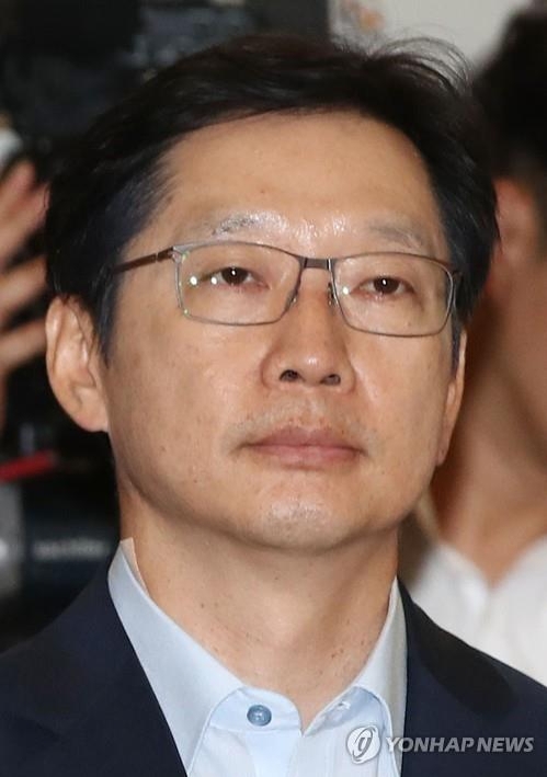 김경수 도지사 목부위'밴드' (서울=연합뉴스) 이재희 기자 = 김경수 경남지사가 14일 오후 서울 중구 프레스센터에서 열린 '제39차 시도지사협의회 총회'에 참석하고 있다. 지난 10일 드루킹 특검 조사를 마치고 귀가하던 중 폭행당한 목부위 상처에 붙인 밴드가 보인다. 2018.8.14 scape@yna.co.kr(끝)