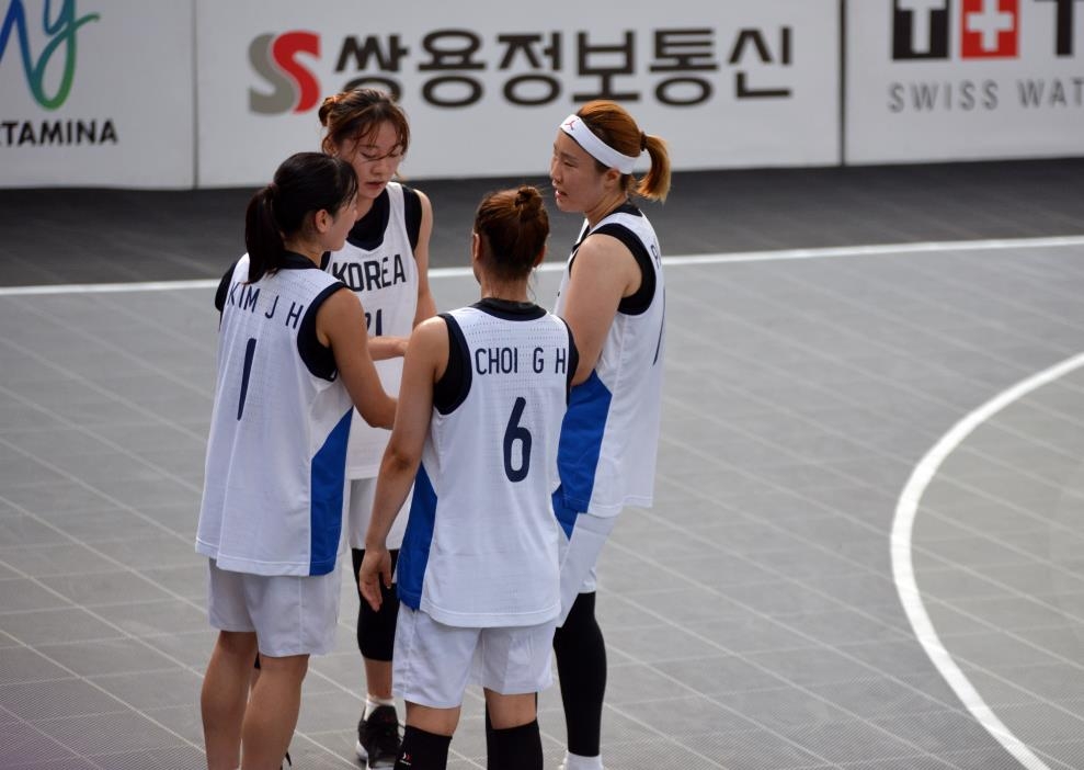 (자카르타=연합뉴스) 김경윤 기자 = 여자 3대3 농구 대표팀 선수들이 25일 인도네시아 자카르타 겔로라 붕 카르노(GBK) 바스켓홀에서 열린 2018 자카르타·팔렘방 아시안게임 여자 3대3 농구 스리랑카와 경기에서 승리한 뒤 서로를 격려하고 있다. 2018.8.25cycle@yna.co.kr