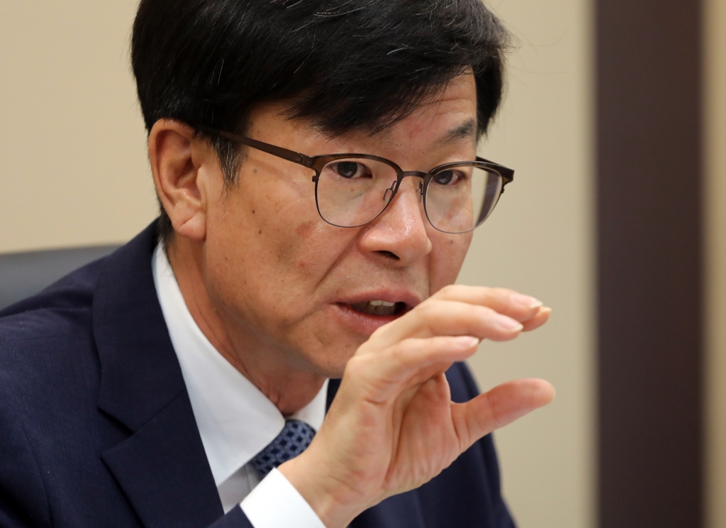 인터뷰하는 김상조 공정거래위원장