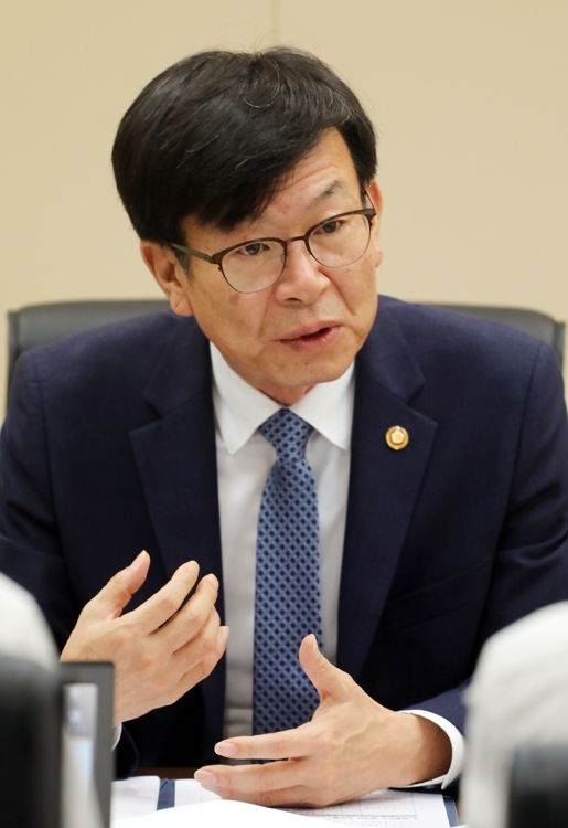 인터뷰 하는 김상조 위원장