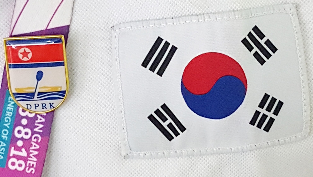 태극기 옆에 부착된 북한카누연맹 배지
